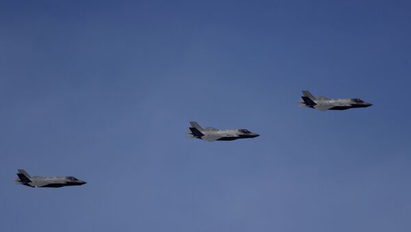 Caças F-35 voando nos EUA - Sputnik Brasil
