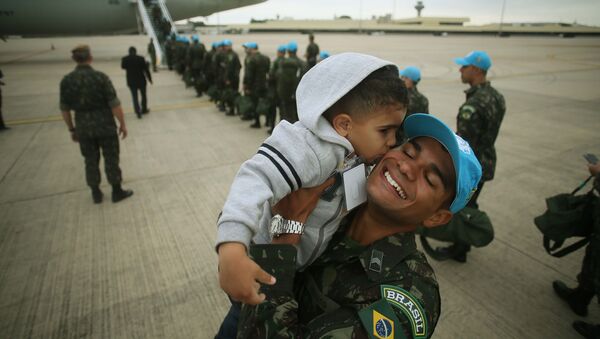 250 militares das Forças Armadas embarcam para missão de paz no Haiti, no Aeroporto Internacional de Viracopos em Campinas, São Paulo, 1º de junho de 2017 - Sputnik Brasil
