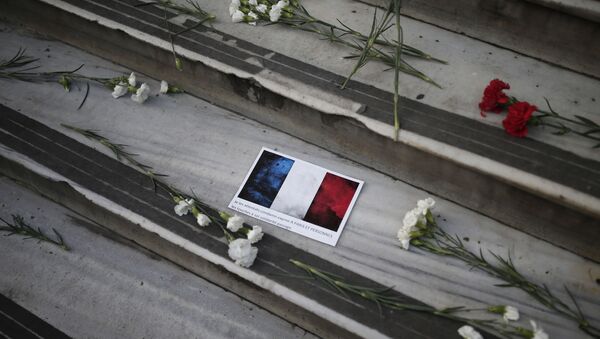 Flores e mensagem com bandeira da França deixadas diante do consulado francês na Turquia após atentado - Sputnik Brasil