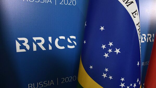 Bandeira do Brasil ao lado do logotipo do BRICS durante fórum em São Petersburgo, na Rússia, em 30 de outubro de 2020 - Sputnik Brasil