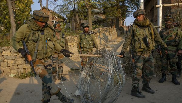 Soldados indianos instalam bloqueio em estrada de Jammu e Caxemira - Sputnik Brasil
