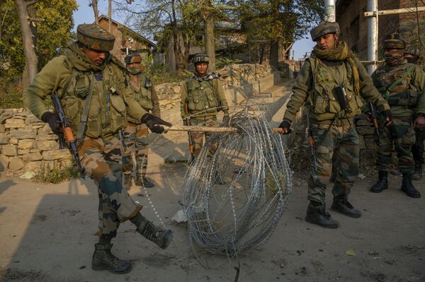 Após invasão falha na Caxemira, Índia e Paquistão trocam tiros na fronteira com 'baixas' de civis - Sputnik Brasil