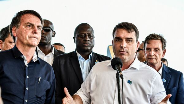  O presidente Jair Bolsonaro e o filho Flávio durante cerimônia de inauguração de obra. - Sputnik Brasil