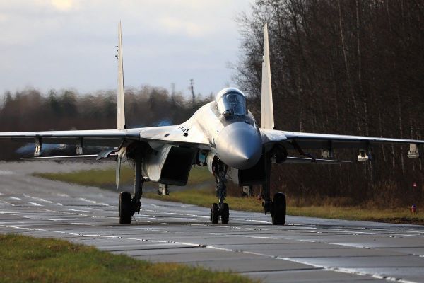 Treinamento de combate aéreo multimodo por tripulações de novos caças Su-35S do Distrito Militar Ocidental Treinamento de combate aéreo multimodo por tripulações de novos caças Su-35S do Distrito Militar Ocidental - Sputnik Brasil