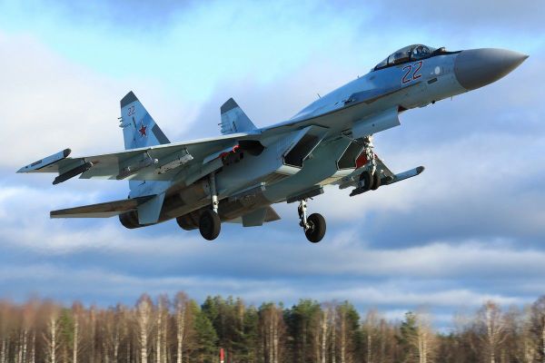 Treinamento de combate aéreo multimodo por tripulações de novos caças Su-35S do Distrito Militar Ocidental Treinamento de combate aéreo multimodo por tripulações de novos caças Su-35S do Distrito Militar Ocidental - Sputnik Brasil
