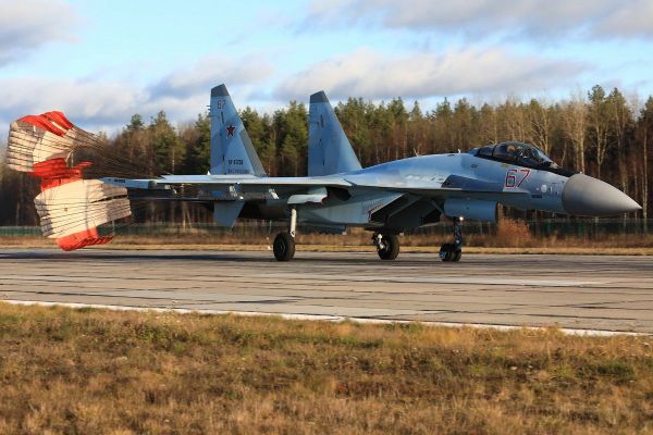 Treinamento de combate aéreo multimodo por tripulações de novos caças Su-35S do Distrito Militar Ocidental Treinamento de combate aéreo multimodo por tripulações de novos caças Su-35S do Distrito Militar Ocidental - Sputnik Brasil