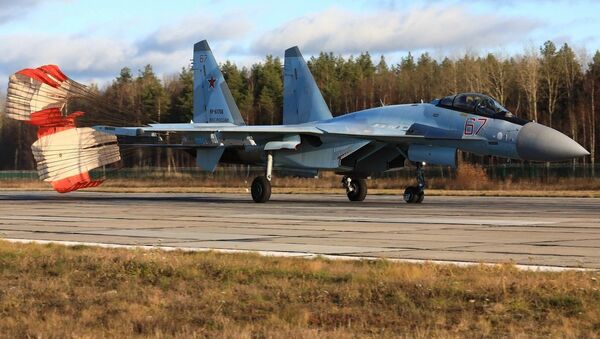 Treinamento de combate aéreo multimodo por tripulações de novos caças Su-35S do Distrito Militar Ocidental - Sputnik Brasil