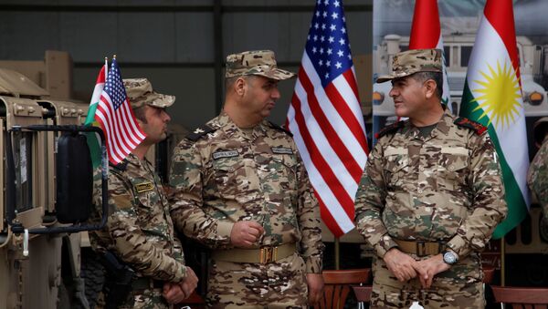 Militares dos EUA participando de cerimônia com oficiais curdos - Sputnik Brasil