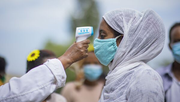 Agente de saúde mede temperatura de moradora na capital da província de Tigré Mekelle, Etiópia, 9 de setembro de 2020 - Sputnik Brasil