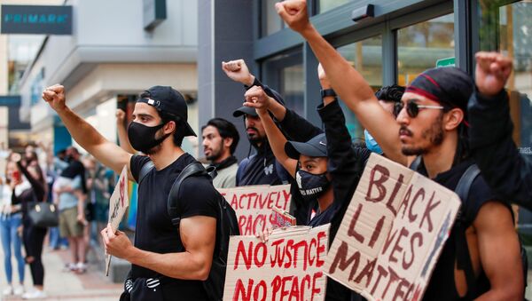 Os protestos organizados pelo Black Lives Matter que eclodiram após a morte de George Floyd se espalharam dos EUA para o mundo - Sputnik Brasil