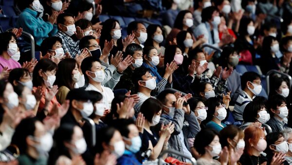 Espectadores usam máscaras de proteção durante evento esportivo em Tóquio - Sputnik Brasil