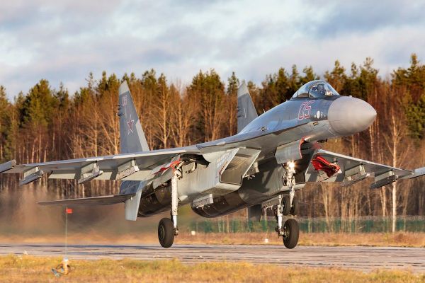 Treinamento de combate aéreo multimodo por tripulações de novos caças Su-35S do Distrito Militar Ocidental Treinamento de combate aéreo multimodo por tripulações de novos caças Su-35S do Distrito Militar Ocidental - Sputnik Brasil
