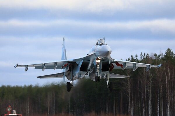 Rússia recebe 3 novos caças Su-35S e completa contrato de 50 aeronaves Rússia recebe 3 novos caças Su-35S e completa contrato de 50 aeronaves - Sputnik Brasil