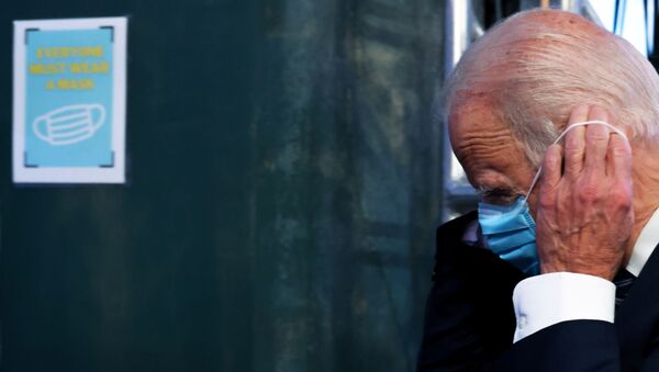 Joe Biden, potencial novo presidente dos EUA, tira máscara após coletiva de imprensa - Sputnik Brasil