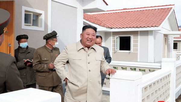Líder norte-coreano Kim Jong-un durante inspeção de casas na província de Hamgyong Sul na Coreia do Norte - Sputnik Brasil