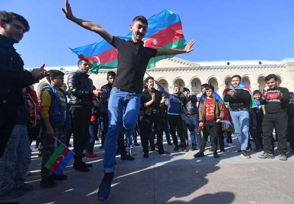 Homem dança comemorando fim do cessar-fogo e conquistas do Azerbaijão, após Erevan e Baku porem fim às hostilidades em Nagorno-Karabakh - Sputnik Brasil