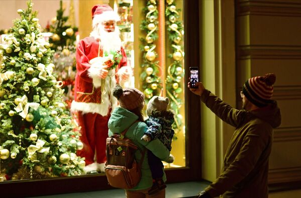 Populares tiram foto com Papai Noel dentro de vitrine na rua Nikolskaya em Moscou, Rússia - Sputnik Brasil
