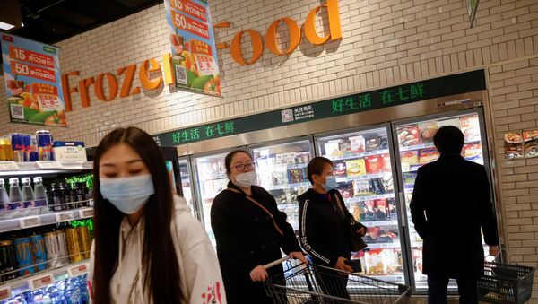 Chineses diante de produtos congelados num supermercado em Pequim - Sputnik Brasil