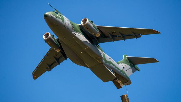 KC-390 Milennium durante operação de lançamento de cargas - Sputnik Brasil