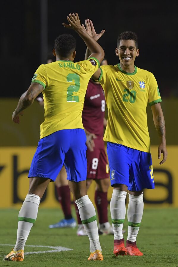 Roberto Firmino (à direita) comemora gol da vitória sobre a Venezuela em partida no estádio do Morumbi - Sputnik Brasil