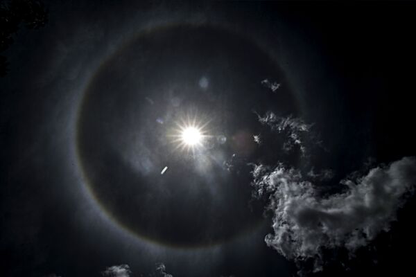 Fenômeno chamado de halo solar pôde ser visto pelos moradores de Brasília por volta das 11h00 de sábado, 7 de novembro - Sputnik Brasil
