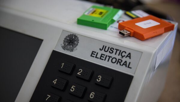Justiça Eleitoral lacrando e preparando urnas que serão usadas nas eleições municipais (arquivo) - Sputnik Brasil