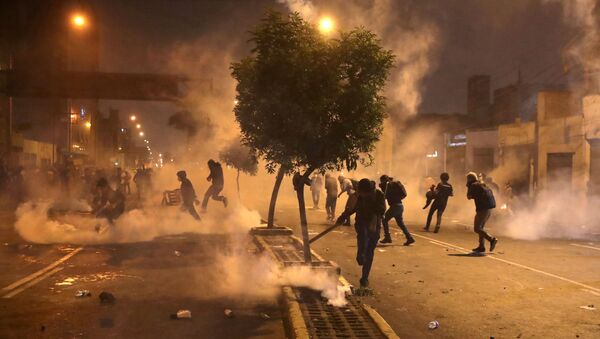 Manifestantes entram em confronto com a polícia em Lima, no Peru, após o impeachment do presidente Martín Vizcarra (arquivo) - Sputnik Brasil