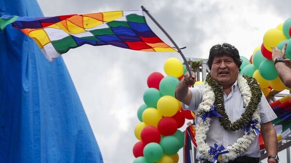 Ex-presidente da Bolívia, Evo Morales com bandeira durante manifestação de seus apoiadores após retornar ao país - Sputnik Brasil