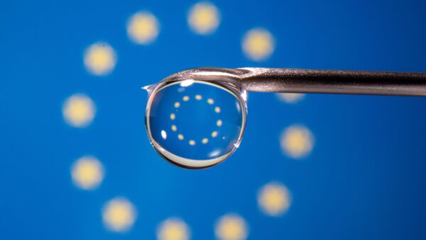Bandeira da União Europeia refletida em gota d'água, em foto ilustrativa tirada em 9 de novembro de 2020 - Sputnik Brasil
