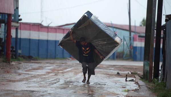 Homem carrega colchão para abrigo enquanto o furacão Iota se aproxima de Puerto Cabezas, Nicarágua, 16 de novembro 2020. - Sputnik Brasil