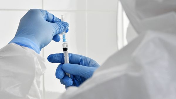 Vacinação contra o coronavírus por médicos na Rússia - Sputnik Brasil