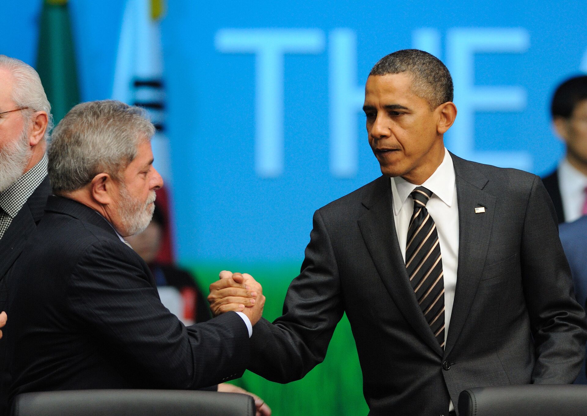 Os então presidentes de Brasil e EUA, Luiz Inácio Lula da Silva e Barack Obama, se cumprimentam durante encontro do G20 na Coreia do Sul (arquivo) - Sputnik Brasil, 1920, 06.10.2022
