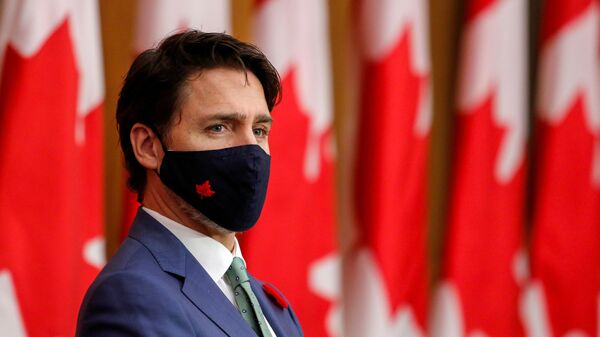 O primeiro-ministro do Canadá, Justin Trudeau, participa de uma coletiva de imprensa usando máscara para proteger-se da COVID-19, em meio à pandemia da doença, em 6 de novembro de 2020 - Sputnik Brasil