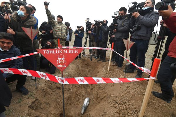 Jornalistas fazem a cobertura do trabalho dos funcionários da Agência Nacional de Desminagem de Territórios do Azerbaijão (ANAMA). - Sputnik Brasil