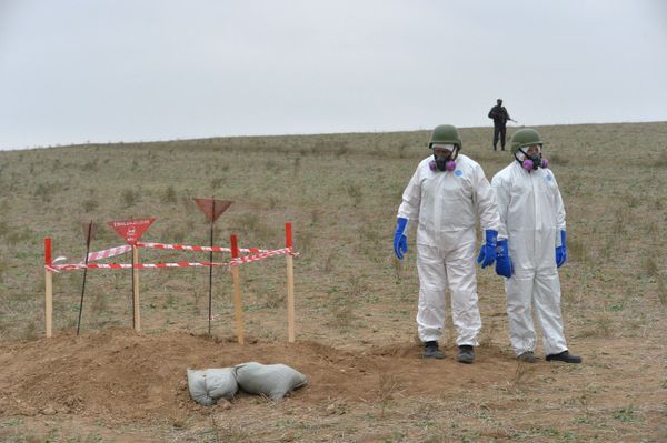 Funcionários da Agência Nacional de Desminagem de Territórios do Azerbaijão (ANAMA) durante a preparação para destruição de uma munição de fósforo no distrito de Fizuli, Azerbaijão. - Sputnik Brasil