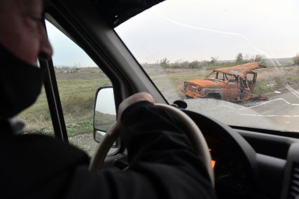 Carro destruído no distrito de Fizuli, Azerbaijão. - Sputnik Brasil