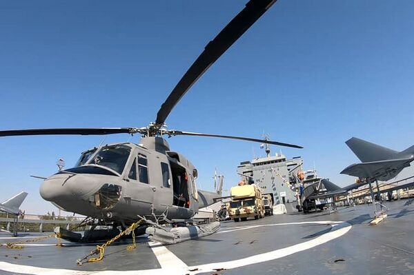 Drones, lançadores de mísseis e helicóptero no navio de guerra pesado do Corpo de Guardiões da Revolução Islâmica lançado nesta quinta-feira (19) - Sputnik Brasil
