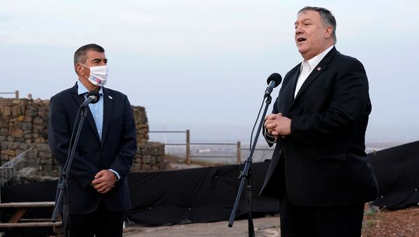 Mike Pompeo, ex-secretário de Estado dos EUA, fala ao lado de Gabi Ashkenazi, ministro das Relações Exteriores de Israel, nas Colinas de Golã, 19 de novembro de 2020 - Sputnik Brasil