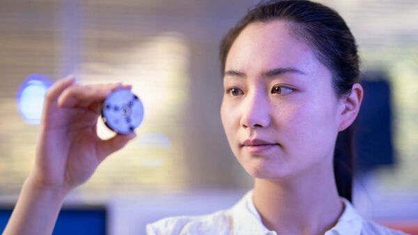 Do fundo da Terra para os laboratórios: cientistas criam diamantes sob pressão em minutos - Sputnik Brasil