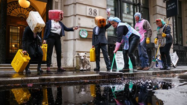 Ativistas do grupo de ação climática Ocean Rebellion realizam uma manifestação em Londres, Reino Unido, em 16 de novembro de 2020 - Sputnik Brasil