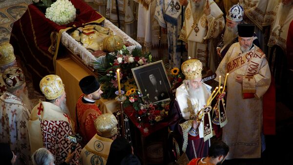 O patriarca Irinej, da Igreja Ortodoxa Sérvia, lidera o funeral do bispo Radovic em Podgorica, Montenegro - Sputnik Brasil