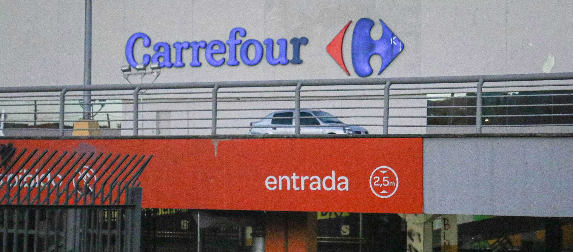 Supermercado da rede Carrefour onde João Alberto Silveira Freitas, homem negro de 40 anos, foi espancado até a morte por dois seguranças do local. - Sputnik Brasil, 1920, 17.12.2020