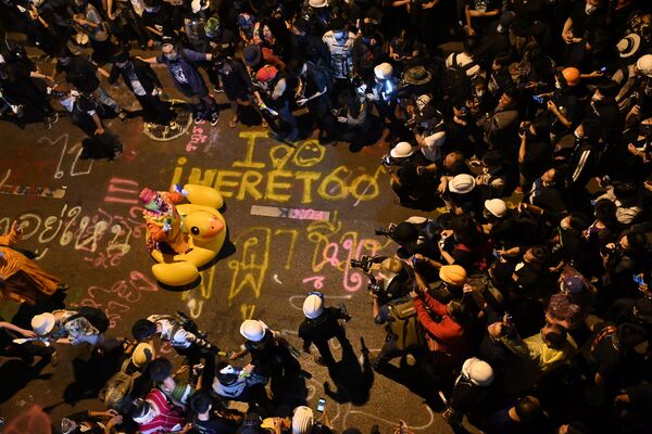 Vários membros da mídia tiram fotografias de palhaço em um pato inflável gigante durante uma manifestação antigovernamental em Bangkok, Tailândia
 - Sputnik Brasil