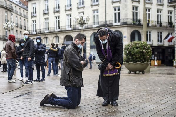 Um crente faz confissão perante um sacerdote em plena rua em Nantes, França
 - Sputnik Brasil
