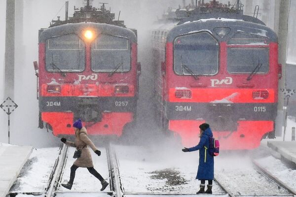 Trens elétricos em uma plataforma na cidade de Novossibirsk, Rússia
 - Sputnik Brasil