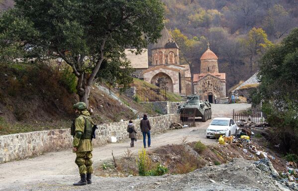 Soldado das forças de paz da Rússia perto do mosteiro Dadivank em Nagorno-Karabakh
 - Sputnik Brasil