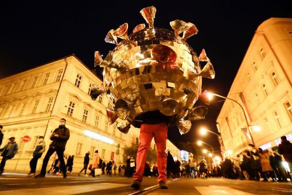 Homem usando traje de COVID-19 protesta contra as restrições por causa do novo coronavírus em Praga, República Tcheca
 - Sputnik Brasil