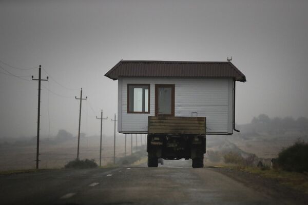 Uma família armênia transporta sua casa abandonando Nagorno-Karabakh
 - Sputnik Brasil