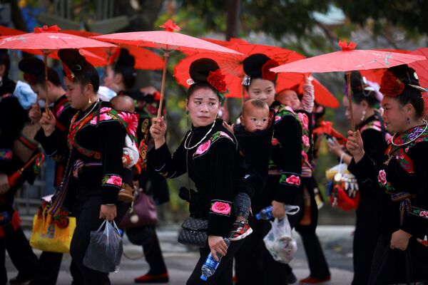 Mulheres da etnia miao em trajes tradicionais, na China
 - Sputnik Brasil