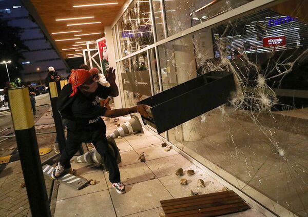 Após dia de protestos contra o racismo, Beto Freitas é sepultado em Porto Alegre - Sputnik Brasil